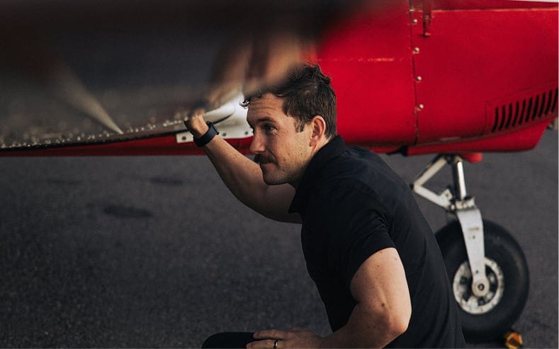 Foto di un operaio mentre effettua un primo sopralluogo ad un velivolo